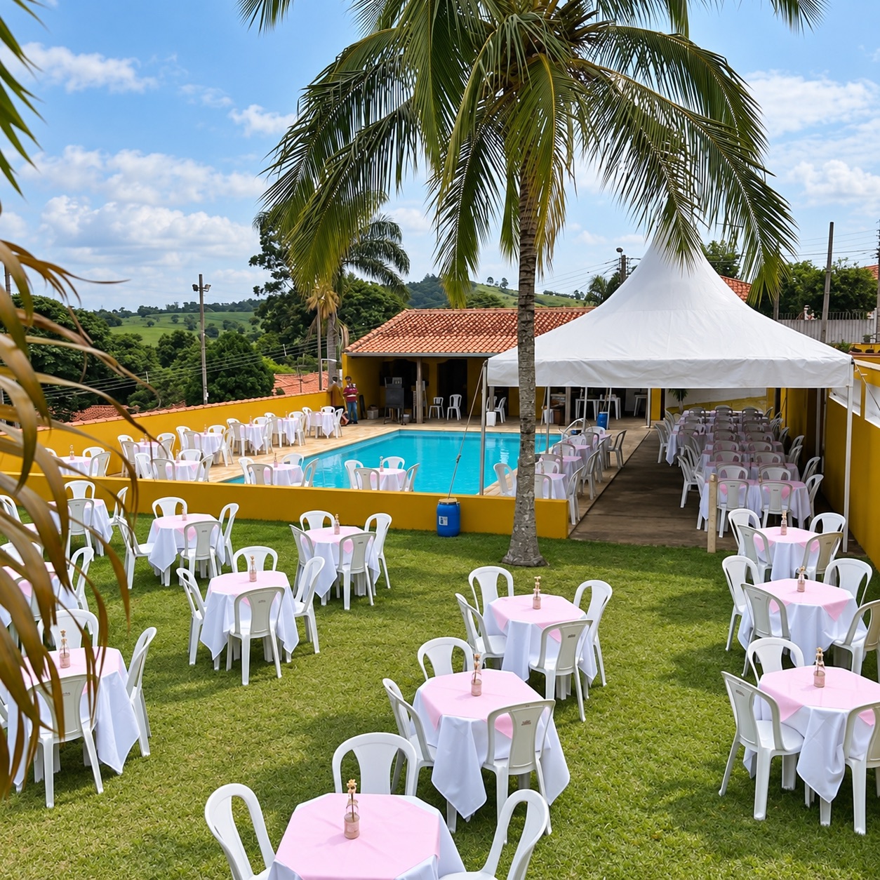 Evento ao ar livre com mesas cobertas por toalhas brancas e rosas e cadeiras brancas da Labrego Locações