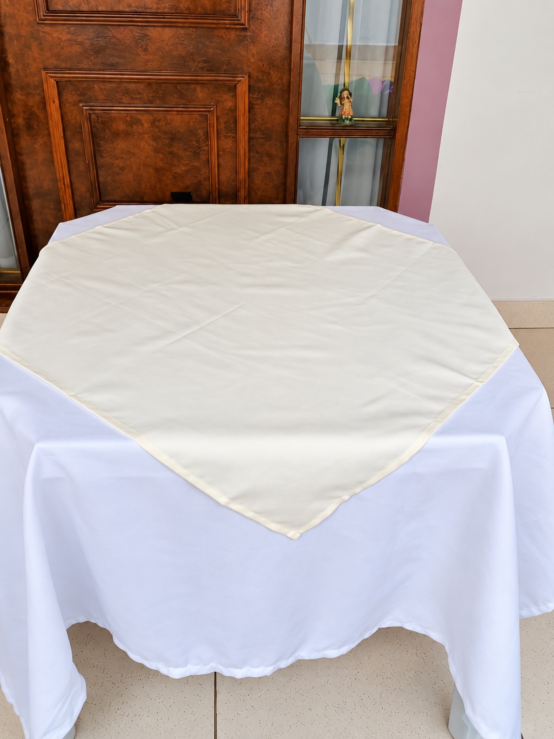 Mesa da Labrego Locações com toalha branca e sobreposição clara